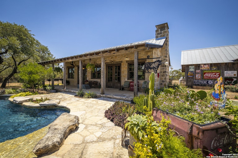 Photo 13 of 42 - 4544 Natures Way, New Braunfels, TX 78132
