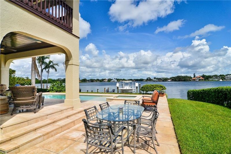 Photo 24 of 25 - 329 Bayview Dr NE, Saint Petersburg, FL 33704