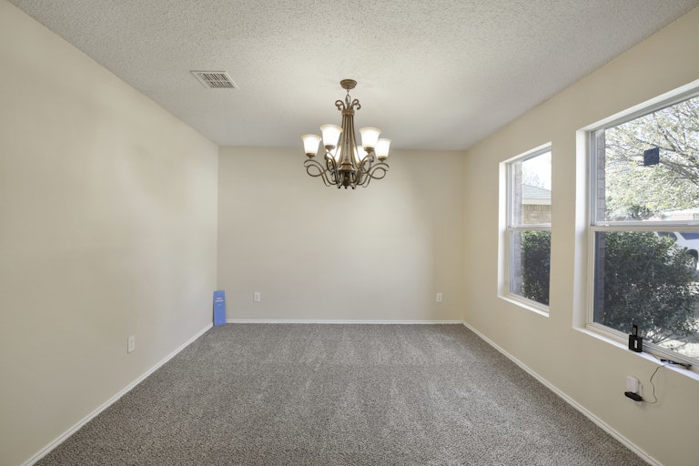 Photo 9 of 30 - 6904 Meadow Way Ln, Fort Worth, TX 76179