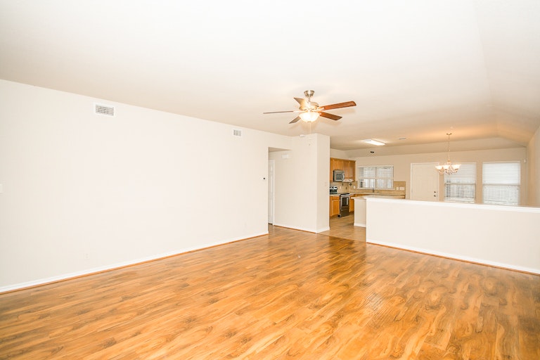 Photo 4 of 27 - 6076 Cedar Glen Dr, Grand Prairie, TX 75052