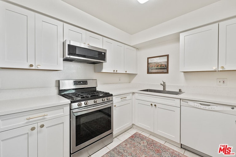 Photo 6 of 25 - 15020 Victory Blvd #104, Van Nuys, CA 91411