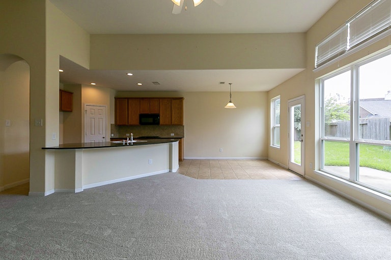 Photo 12 of 31 - 5703 Langham Dawn Ln, Houston, TX 77084