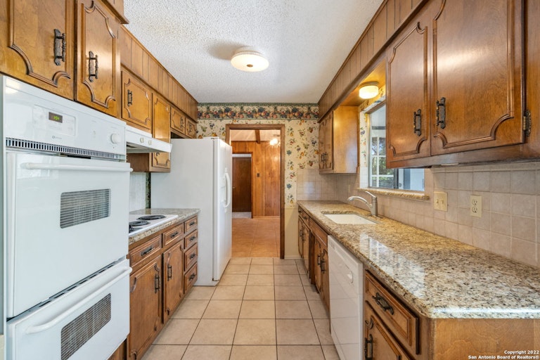 Photo 13 of 27 - 3538 Pinebluff Dr, San Antonio, TX 78230