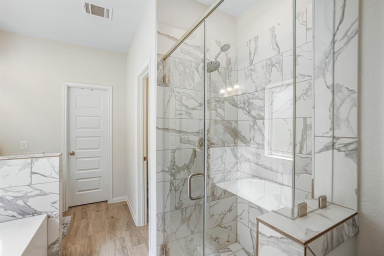 Photo 21 of 31 - 227 Murrieta Ln, Rosharon, TX 77583