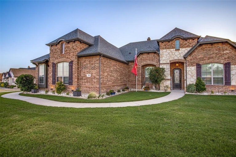 Photo 2 of 40 - 180 Denali Way, Waxahachie, TX 75167