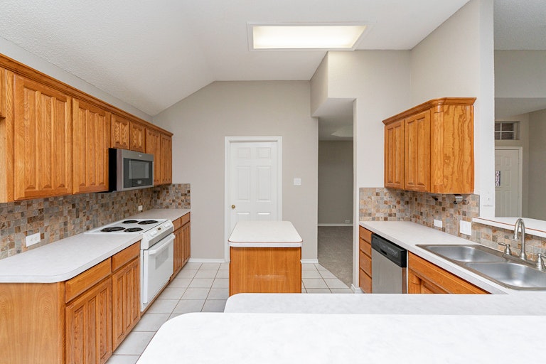 Photo 4 of 25 - 10170 Meadowcrest Dr, Benbrook, TX 76126