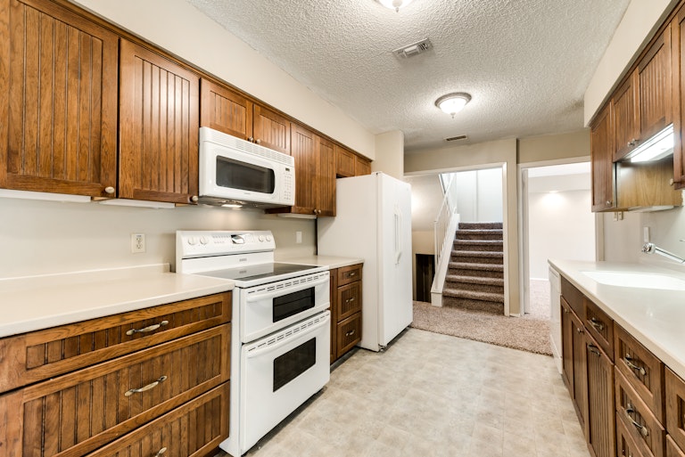 Photo 5 of 28 - 1470 Creekview Ct, Fort Worth, TX 76112