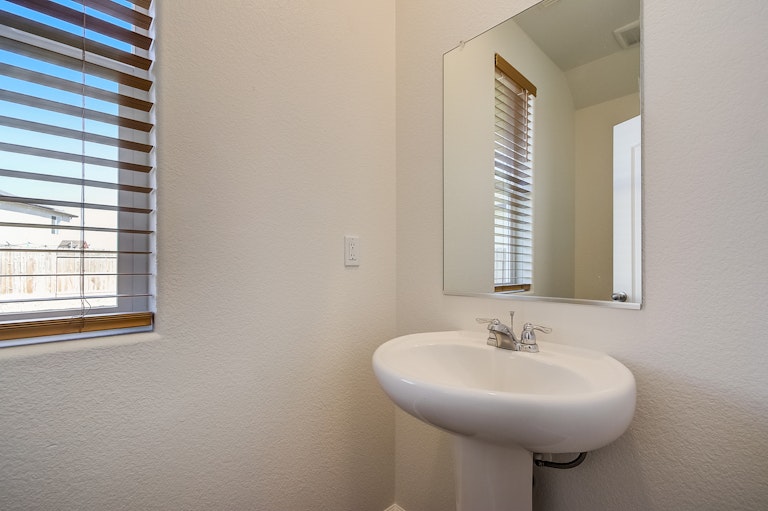 Photo 16 of 26 - 1990 Park Pl, Rio Vista, CA 94571