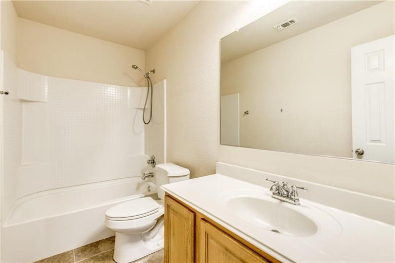 Photo 25 of 33 - 10045 Pronghorn Ln, Fort Worth, TX 76108