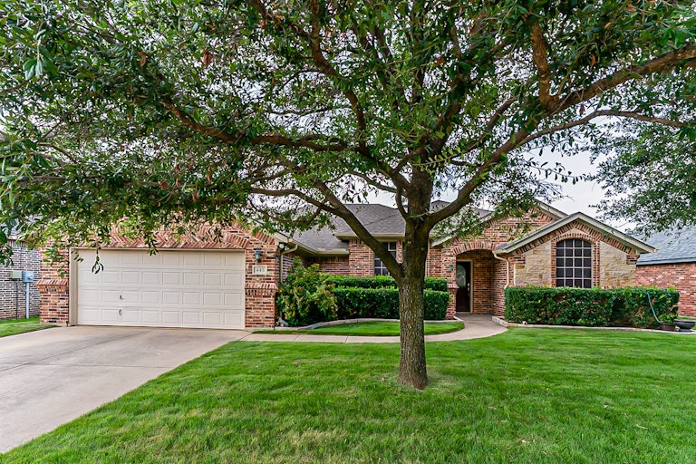 Photo 1 of 25 - 445 Chisholm Trl, Justin, TX 76247