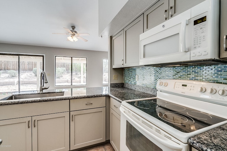 Photo 19 of 43 - 9270 N Sea Otter Pl, Tucson, AZ 85742