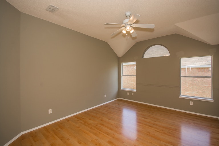 Photo 4 of 30 - 1372 Colby Dr, Lewisville, TX 75067