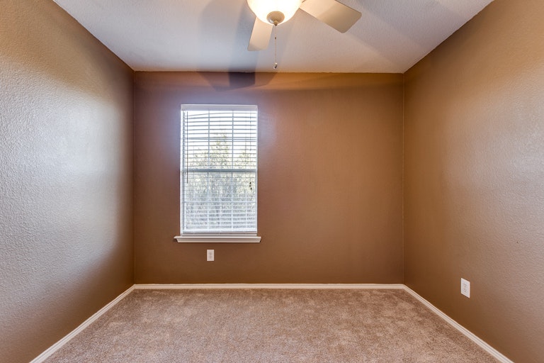 Photo 27 of 31 - 2700 Mountain Lion Dr, Fort Worth, TX 76244