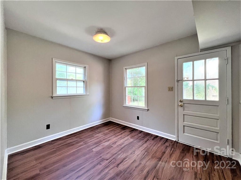 Photo 5 of 33 - 7427 Meadowdale Ln, Charlotte, NC 28212