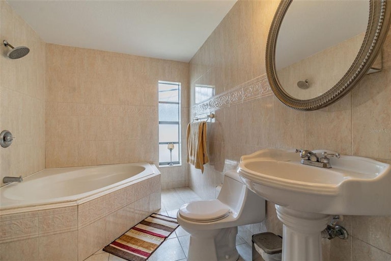 Photo 20 of 40 - 8107 N Lois Ave, Tampa, FL 33614