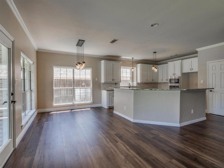 Photo 9 of 32 - 2524 Oak Brook Dr, Bedford, TX 76021