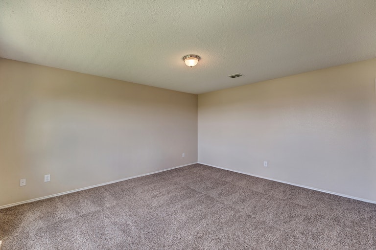 Photo 11 of 22 - 4901 Parkview Hills Ln, Fort Worth, TX 76179