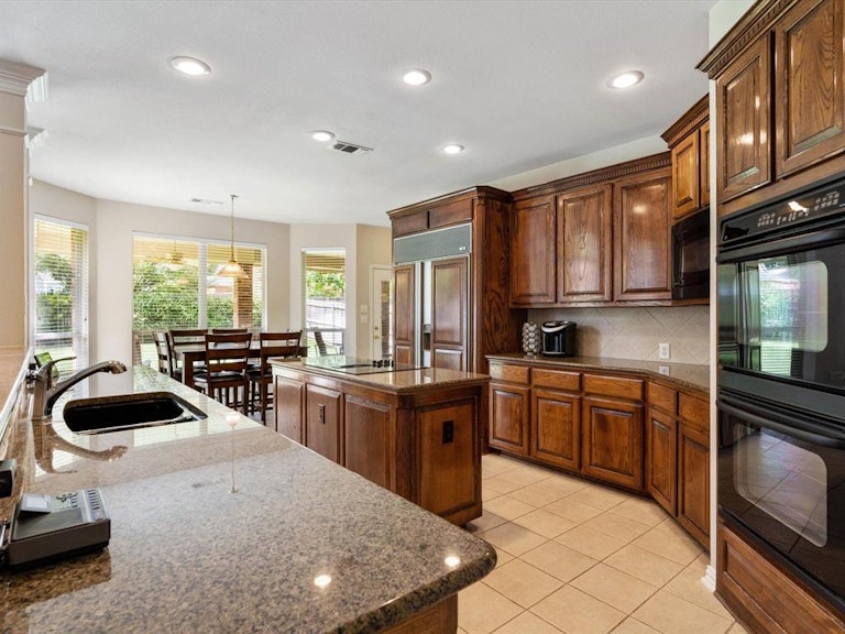 Photo 14 of 40 - 6916 Canyon Springs Rd, Fort Worth, TX 76132