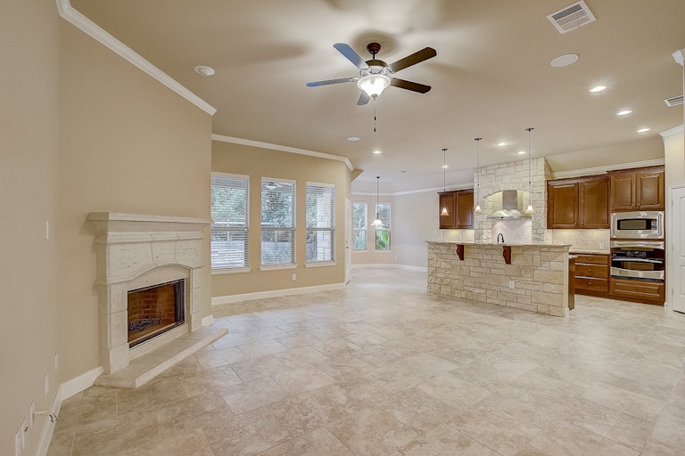 Photo 8 of 32 - 4620 Monterosa Ln, Round Rock, TX 78665