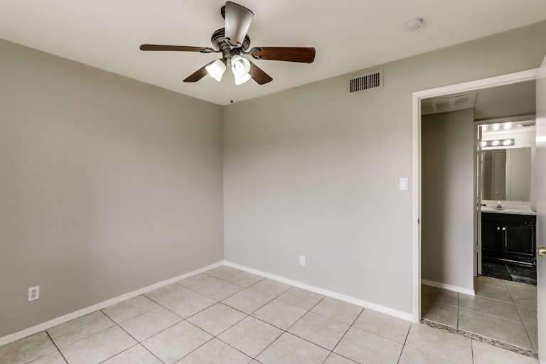 Photo 13 of 27 - 3430 W Saint Moritz Ln, Phoenix, AZ 85053