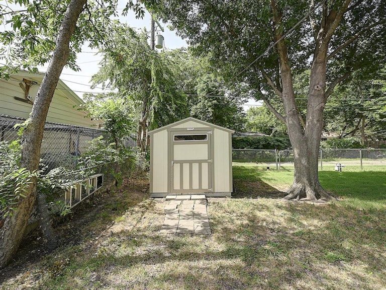 Photo 11 of 13 - 726 Calvin Dr, Garland, TX 75041