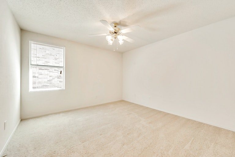 Photo 19 of 26 - 1945 Ramada Trl, Justin, TX 76247