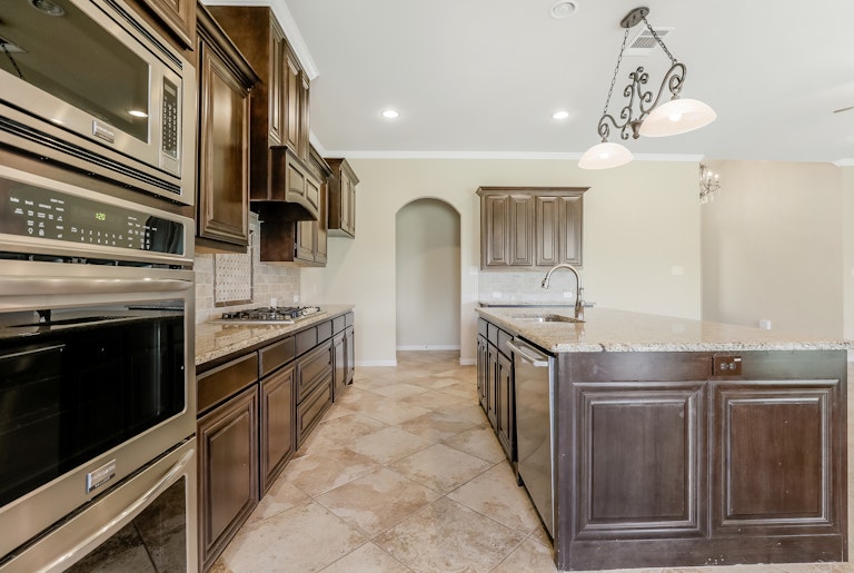 Photo 3 of 27 - 912 Prairie Grove Ln, Burleson, TX 76028