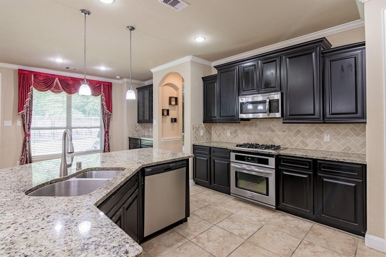Photo 12 of 37 - 18610 Richland Falls Ln, Spring, TX 77379