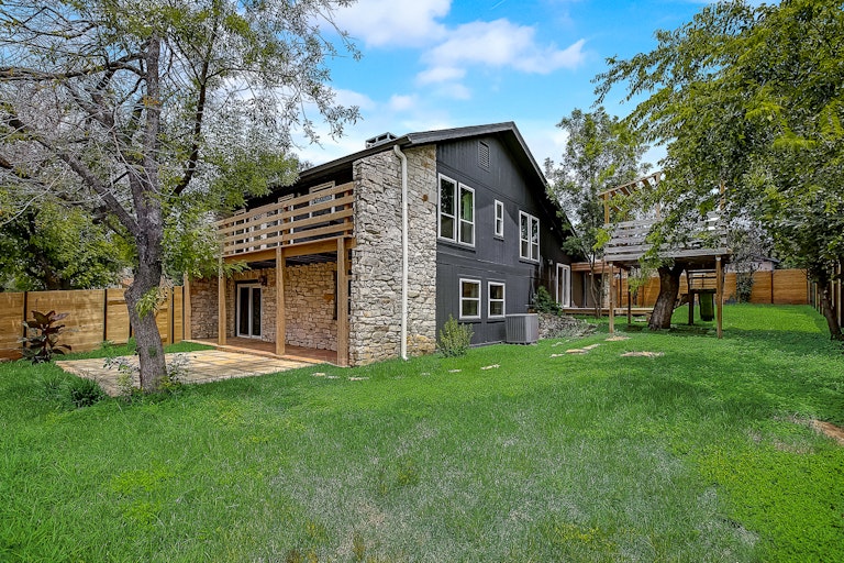 Photo 11 of 50 - 8103 Shiloh Ct, Austin, TX 78745
