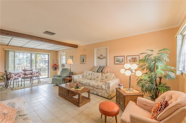 Photo 5 of 22 - 5814 Liverpool Dr, Tampa, FL 33615