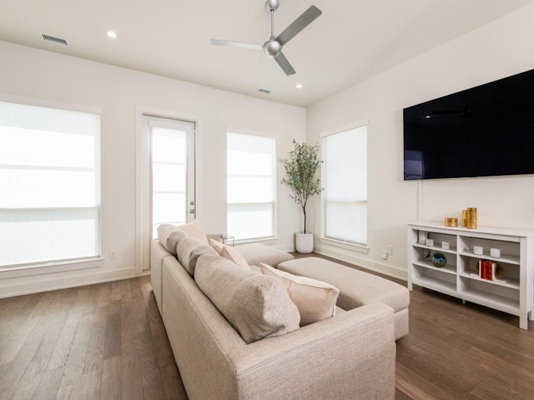 Photo 6 of 23 - 126 Garden Ct W, Arlington, TX 76013