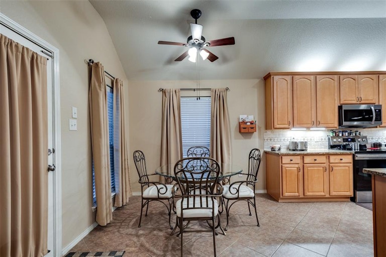 Photo 18 of 35 - 10304 Fossil Valley Dr, Fort Worth, TX 76131