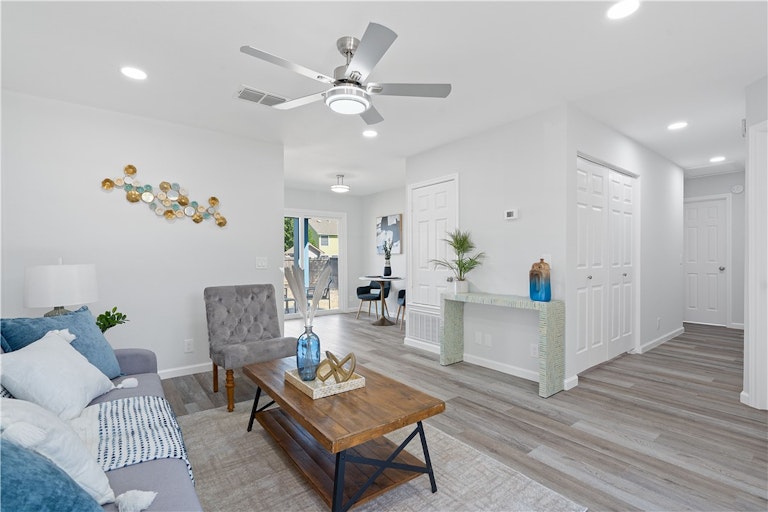 Photo 4 of 34 - 125 Segovia Way, Pflugerville, TX 78660