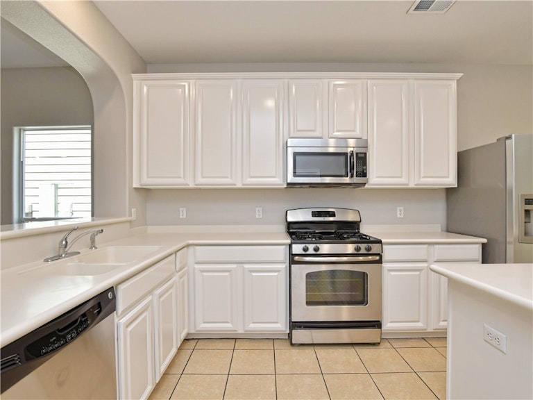 Photo 9 of 40 - 2116 Amur Dr, Austin, TX 78745