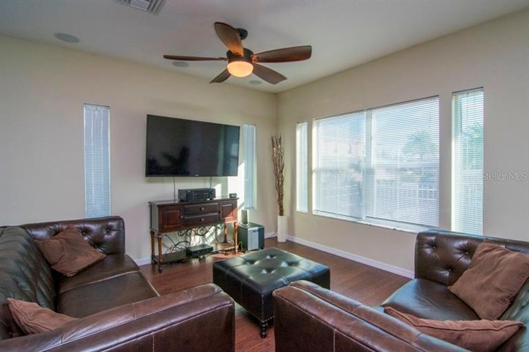 Photo 4 of 20 - 1287 Sawgrass St, Clearwater, FL 33755