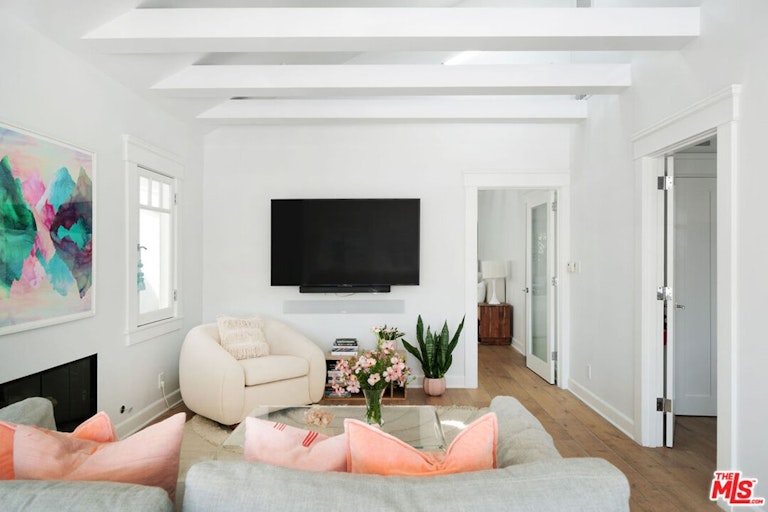 Photo 8 of 20 - 241 Windward Ave, Venice, CA 90291