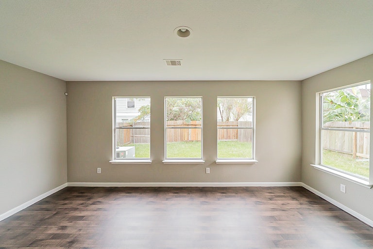 Photo 15 of 38 - 18910 Remington Mill Dr, Houston, TX 77073