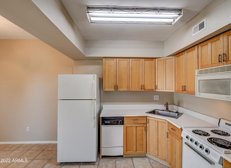 Photo 9 of 31 - 822 E Cochise Dr, Phoenix, AZ 85020