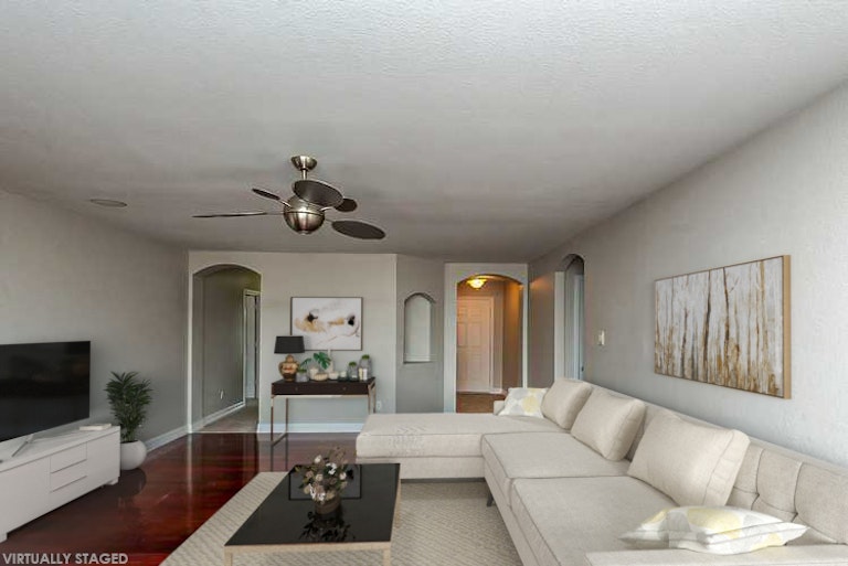 Photo 3 of 20 - 317 Oxford St, Burleson, TX 76028