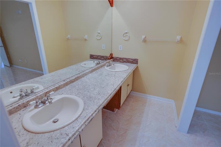 Photo 31 of 39 - 11007 Kenbrook Dr, Riverview, FL 33578