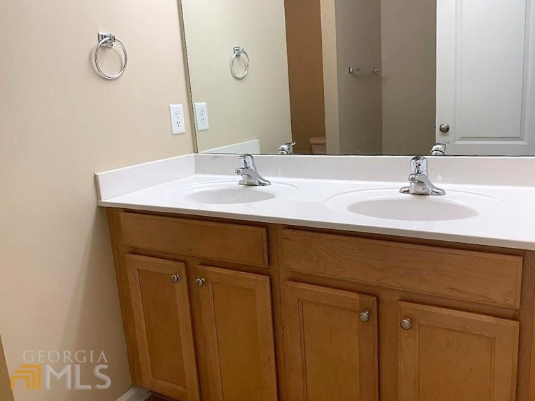 Photo 26 of 48 - 2467 Suwanee Pointe Dr, Lawrenceville, GA 30043