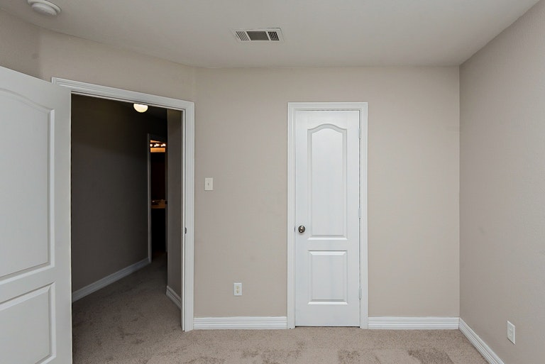 Photo 15 of 20 - 317 Oxford St, Burleson, TX 76028