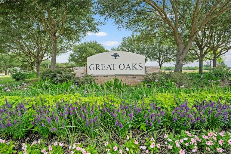 Photo 2 of 34 - 16923 Great Oaks Glen Dr, Houston, TX 77083