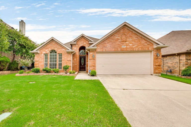Photo 1 of 26 - 5524 Lawnsberry Dr, Fort Worth, TX 76137