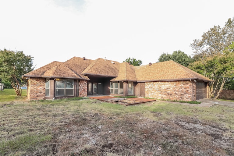 Photo 5 of 25 - 1416 Frenchmans Dr, DeSoto, TX 75115