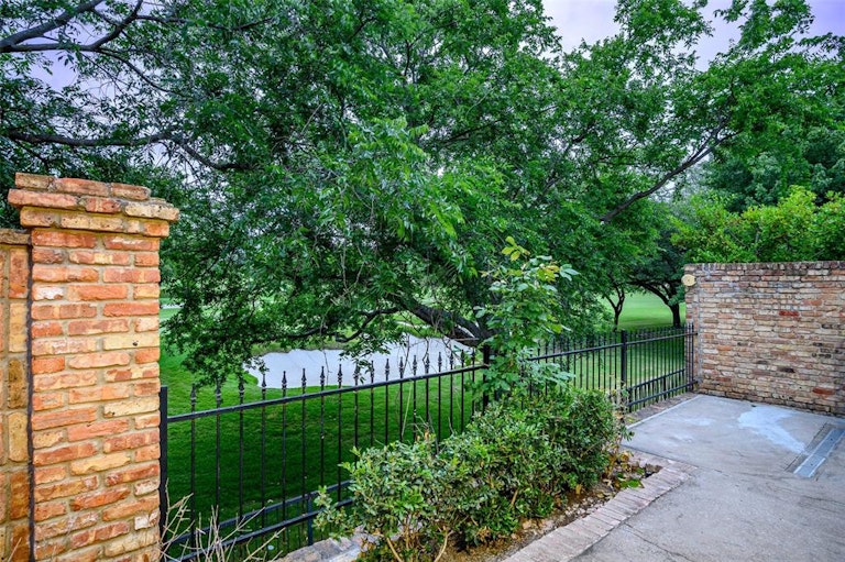 Photo 35 of 35 - 13703 Creekside Pl, Dallas, TX 75240