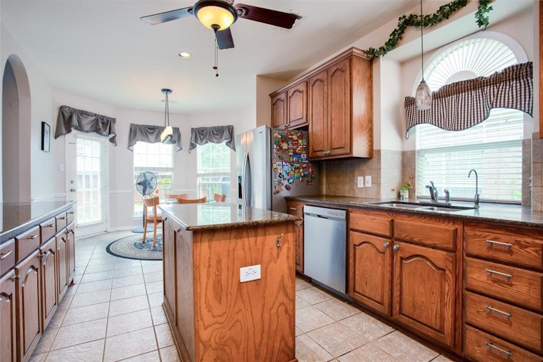 Photo 13 of 38 - 5803 Lone Rock Rd, Frisco, TX 75036