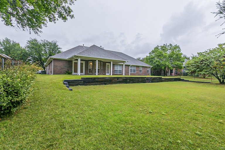 Photo 7 of 28 - 124 Hummingbird Ln, Justin, TX 76247