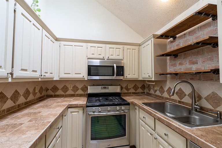 Photo 12 of 23 - 913 Haverstraw Pl, Mesquite, TX 75149