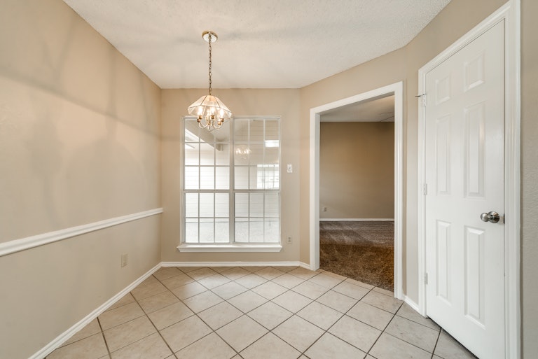 Photo 11 of 30 - 1403 Mapleview Dr, Carrollton, TX 75007
